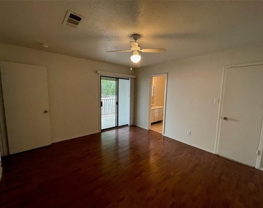 2204 Berkett Drive - Photo Thumbnail 5