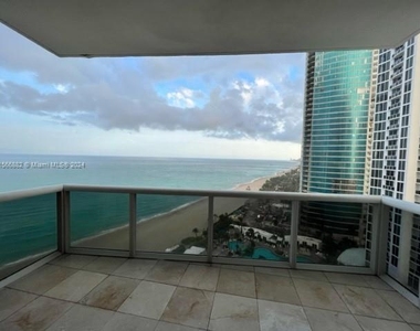 18101 Collins Ave - Photo Thumbnail 2