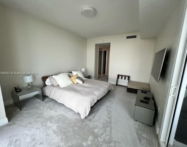 18101 Collins Ave - Photo Thumbnail 4