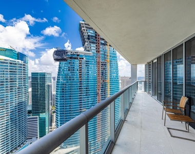 465 Brickell Ave - Photo Thumbnail 2