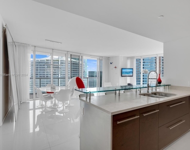 465 Brickell Ave - Photo Thumbnail 9