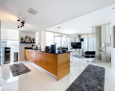 475 Brickell Ave - Photo Thumbnail 2