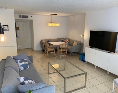 6061 Collins Ave - Photo Thumbnail 15