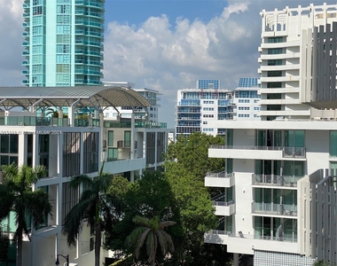 6061 Collins Ave - Photo Thumbnail 3