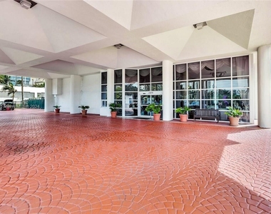 17275 Collins Ave - Photo Thumbnail 2