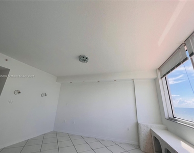 17275 Collins Ave - Photo Thumbnail 11