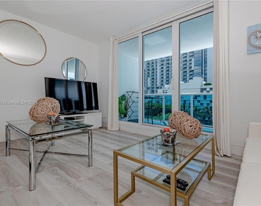 2301 Collins Ave - Photo Thumbnail 3