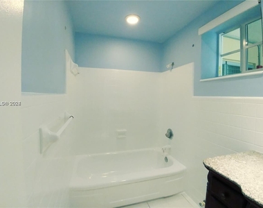 462 Golden Isles Dr - Photo Thumbnail 8