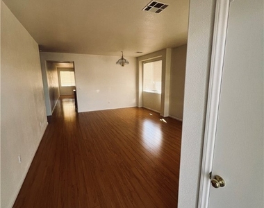 9401 W Gilmore Avenue - Photo Thumbnail 2