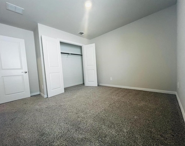 3206 Yellow Pine Drive - Photo Thumbnail 4