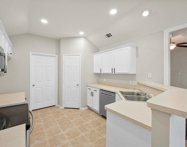 925 La Sierra Drive - Photo Thumbnail 13