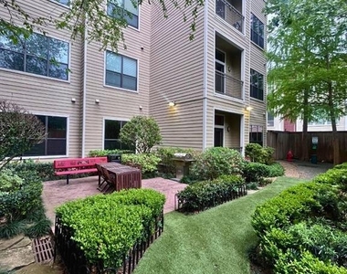 2700 Brazos Street - Photo Thumbnail 6