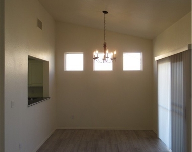 2540 Deer Lake Street - Photo Thumbnail 5