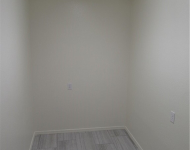 2540 Deer Lake Street - Photo Thumbnail 30