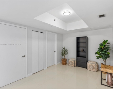 465 Brickell Ave - Photo Thumbnail 14