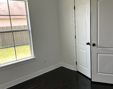 415 Jordan Dr - Photo Thumbnail 16