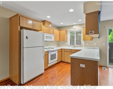 2239 Hawthorne St Apt 14 - Photo Thumbnail 10