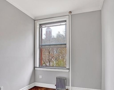 330 East 35th Street - Photo Thumbnail 1