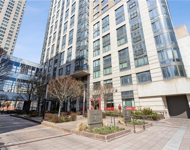 10 City Place - Photo Thumbnail 3