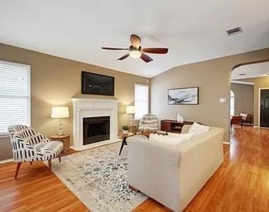 1301 Wood Creek Dr - Photo Thumbnail 9