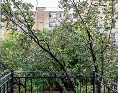 East 8th Street - Photo Thumbnail 4