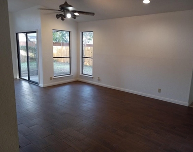 3206 W Fort Worth Trl - Photo Thumbnail 5