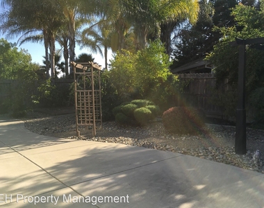 5805 Livorno Way - Photo Thumbnail 12