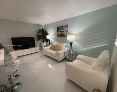 335 Collins Ave - Photo Thumbnail 2