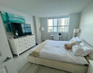 1155 Brickell Bay Dr - Photo Thumbnail 3