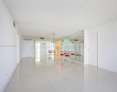 6039 Collins Ave - Photo Thumbnail 10