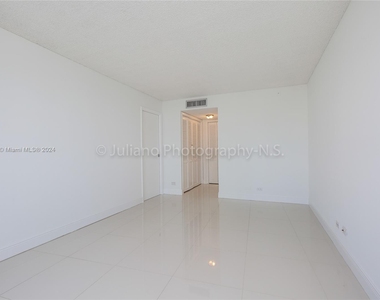 6039 Collins Ave - Photo Thumbnail 21