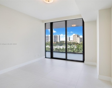 18975 Collins Ave - Photo Thumbnail 10