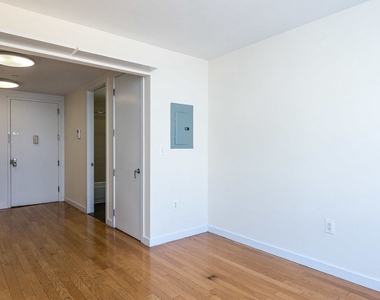 924 Metropolitan Avenue - Photo Thumbnail 2