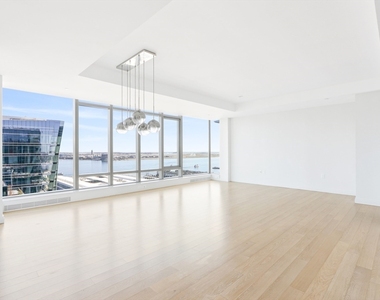 135 Seaport Blvd - Photo Thumbnail 3