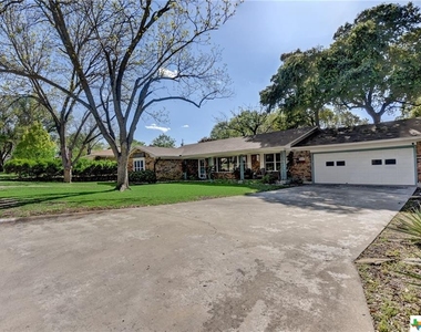 210 Live Oak Drive - Photo Thumbnail 2