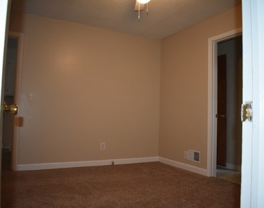 5403 Oakcrest - Photo Thumbnail 12