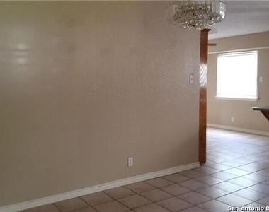 1322 Summerwood Dr - Photo Thumbnail 2