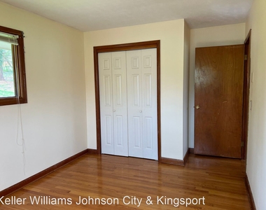 109 Lakeview Circle - Photo Thumbnail 7