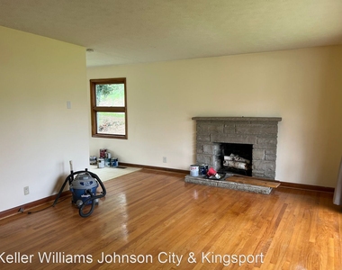 109 Lakeview Circle - Photo Thumbnail 1