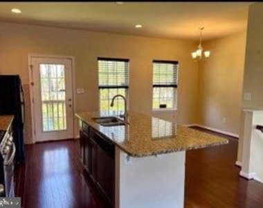 689 Jacobsen Cir - Photo Thumbnail 3