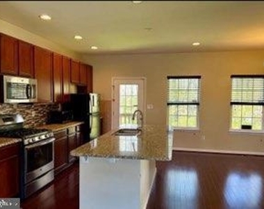 689 Jacobsen Cir - Photo Thumbnail 4