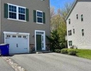 689 Jacobsen Cir - Photo Thumbnail 1