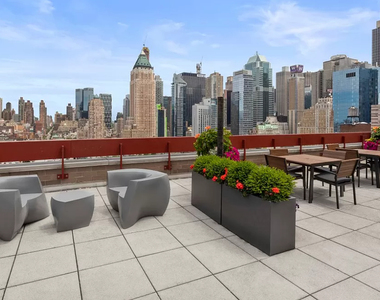W 50th - Photo Thumbnail 4