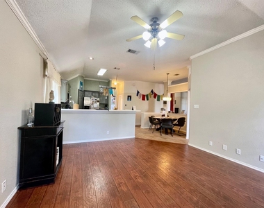 2610 Little Elm Trl - Photo Thumbnail 13