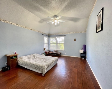 2610 Little Elm Trl - Photo Thumbnail 14