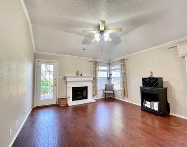 2610 Little Elm Trl - Photo Thumbnail 11