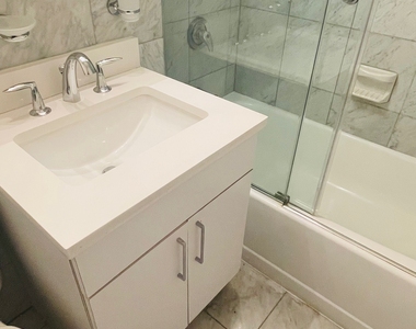 165 East 35th Street - Photo Thumbnail 5
