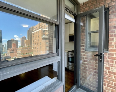 165 East 35th Street - Photo Thumbnail 2