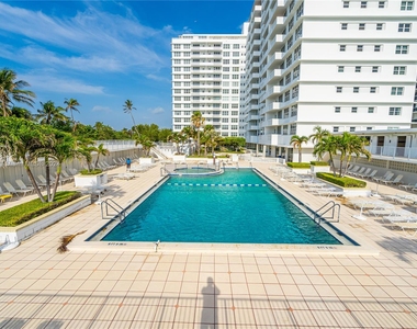 4747 Collins Ave - Photo Thumbnail 10