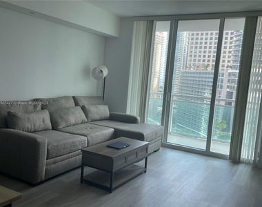 950 Brickell Bay Dr - Photo Thumbnail 6